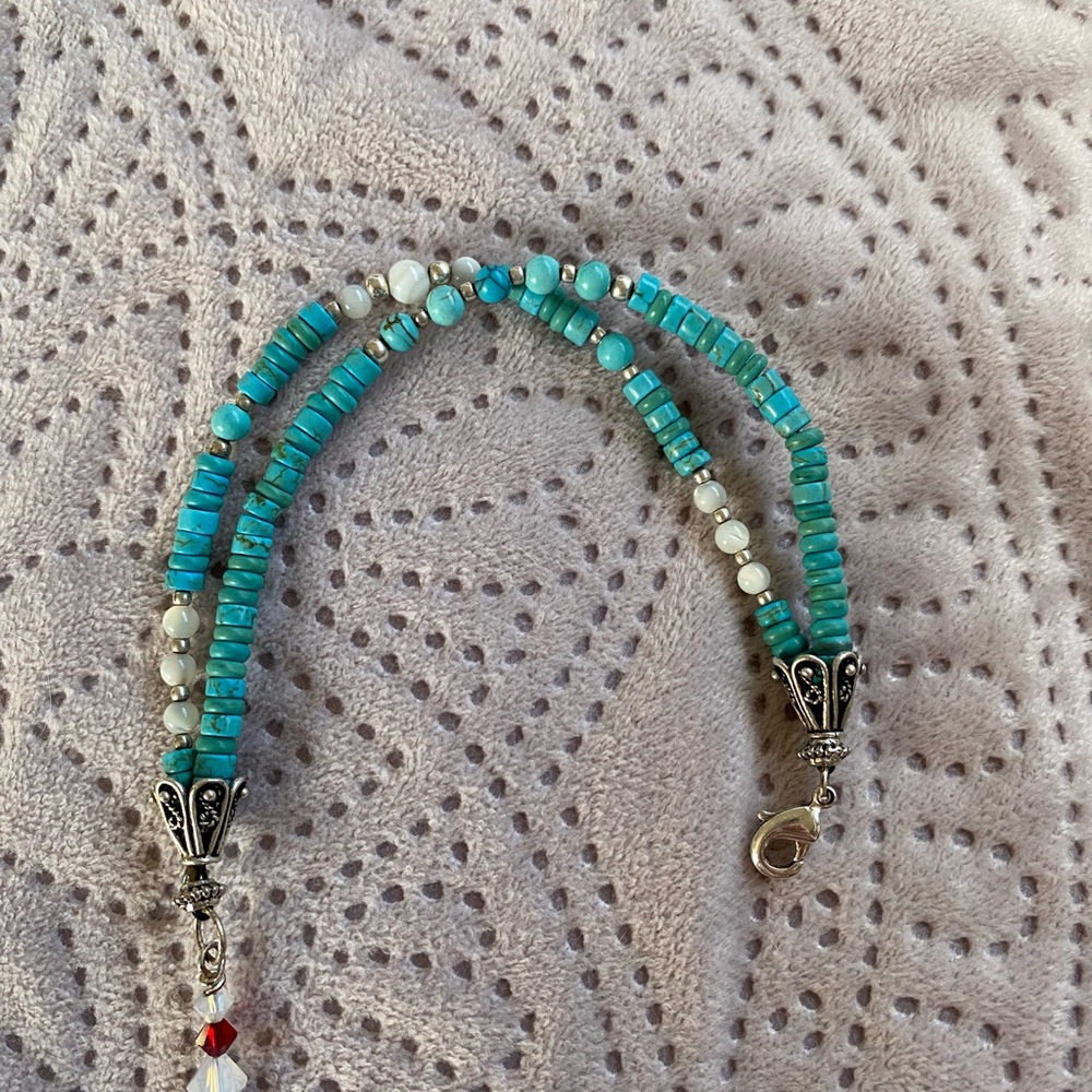 7” turquoise dyed howlite and white glass beaded bracelet